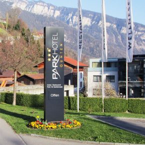 Werbepylon und Flaggenwerbung